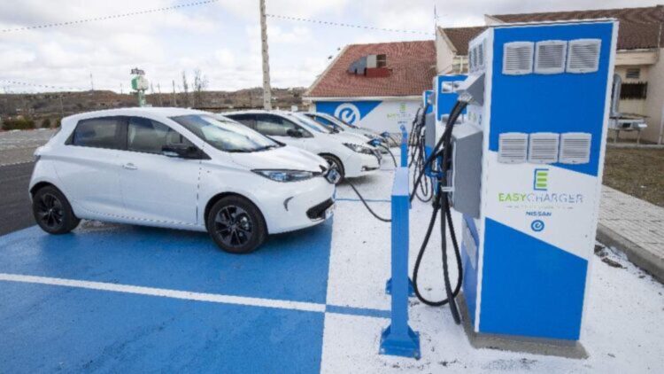 Adiós al derroche: puedes recargar gratis tus coche eléctrico gracias a todos estos métodos 1 Adiós al derroche: puedes recargar gratis tus coche eléctrico
