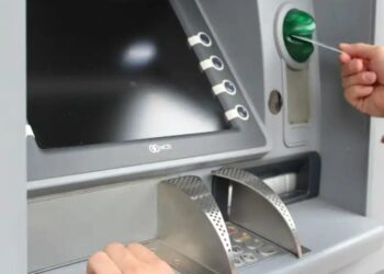 Confirmado: este gesto al sacar dinero del cajero