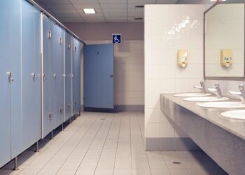 La mejor forma de cuidar tu salud cuando visites baños públicos