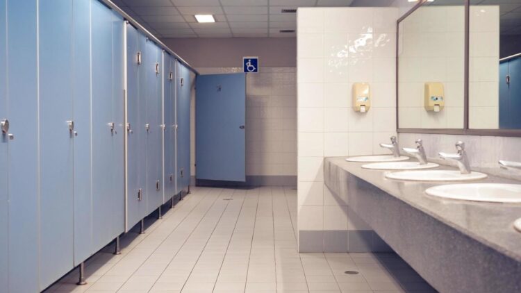 La mejor forma de cuidar tu salud cuando visites baños públicos