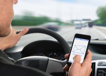 Aviso urgente de la DGT: evita estos gestos al volante