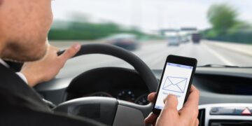 Aviso urgente de la DGT: evita estos gestos al volante