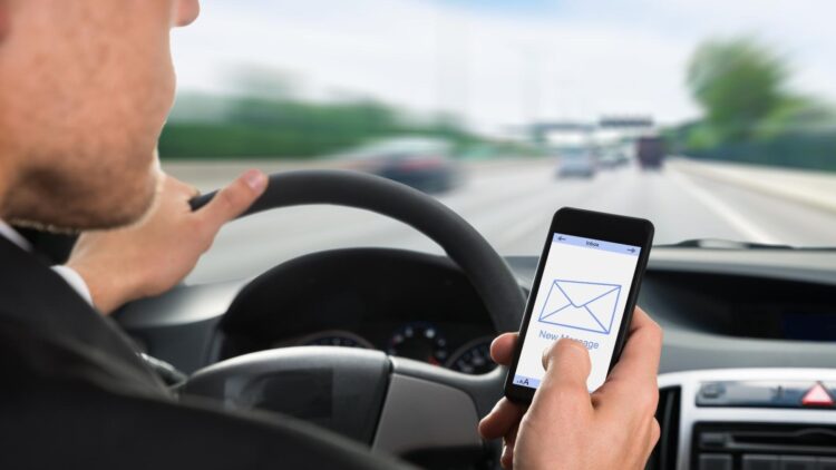 Aviso urgente de la DGT: evita estos gestos al volante si no quieres que te llegue una 'receta' de 200 euros 1 Aviso urgente de la DGT: evita estos gestos al volante