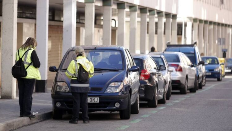 La DGT lo hace oficial: impone multas de hasta 200 euros por aparcar en estas nuevas plazas de aparcamiento 1 La DGT lo hace oficial: impone multas de hasta 200 euros