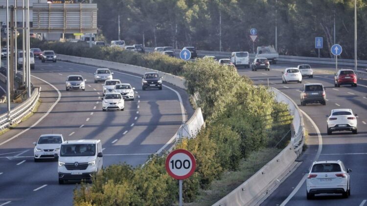 Malas noticias para los conductores: la DGT reduce a 100 km/h la velocidad máxima en estas autopistas y autovías 1 La DGT reduce a 100 km/h la velocidad máxima