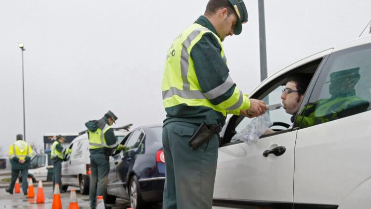 La DGT lo hace oficial: conducir tras ‘una cervecita’