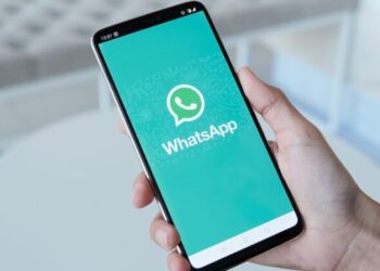 Una empresa agrega a una empleada a un grupo de WhatsApp