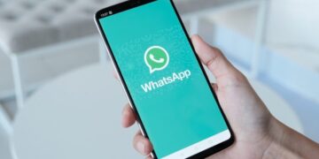 Una empresa agrega a una empleada a un grupo de WhatsApp