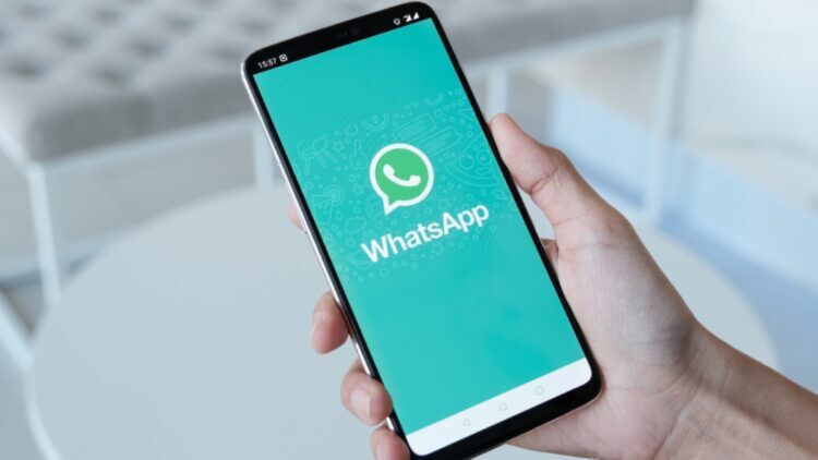 Una empresa agrega a una empleada a un grupo de WhatsApp