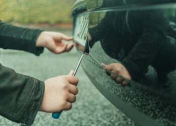 Falsea su matrícula con cinta aislante para entrar a la ZBE