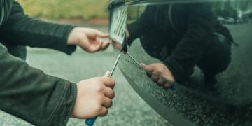 Falsea su matrícula con cinta aislante para entrar a la ZBE