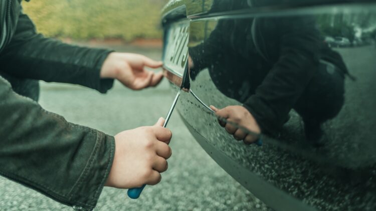 Confirmado: falsea su matrícula con cinta aislante para entrar a la ZBE y esto es lo que tiene que pagar por pasarse de lista 1 Falsea su matrícula con cinta aislante para entrar a la ZBE