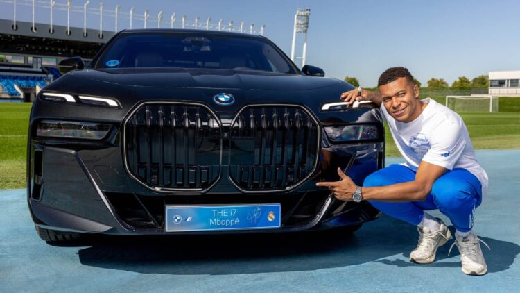 Es oficial: Mbappé recibe un cochazo de 140.000 euros gracias al Real Madrid... pero no lo puede conducir 1 Mbappé recibe un cochazo de 140.000 euros gracias al Real Madrid