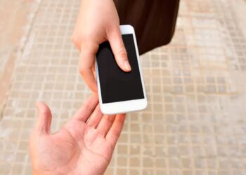 Hacer esto con tu móvil es como regalar las llaves de tu vida