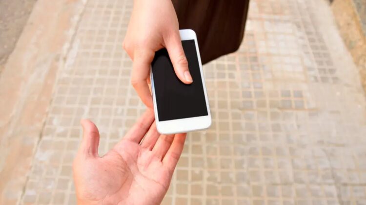 Sandra Blázquez, perito informática: "Hacer esto con tu móvil es como regalar las llaves de tu vida" 1 Hacer esto con tu móvil es como regalar las llaves de tu vida