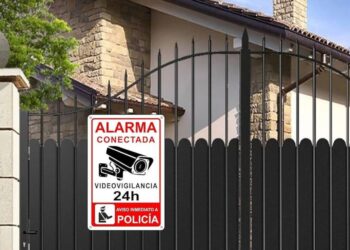 El multón que te puede caer por poner esta pegatina en casa