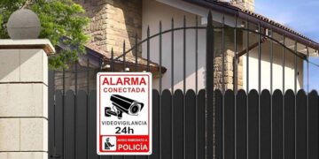 El multón que te puede caer por poner esta pegatina en casa