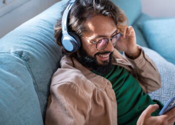 Escuchar música en cualquier app con la pantalla apagada