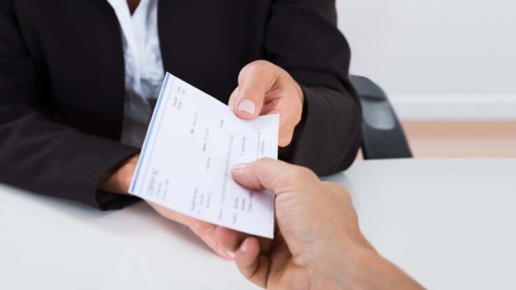 Buenas noticias para los trabajadores: este octubre cobraremos antes nuestras nóminas y esta es la razón 1 Este octubre cobraremos antes nuestras nóminas