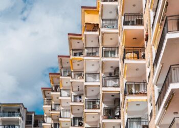 Prohíbe los pisos turísticos de forma definitiva