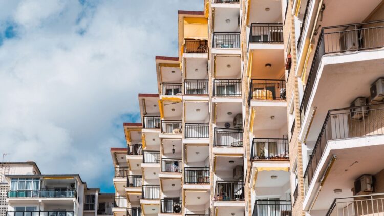 Es oficial: una importante capital española dice basta y prohíbe los pisos turísticos de forma definitiva 1 Prohíbe los pisos turísticos de forma definitiva