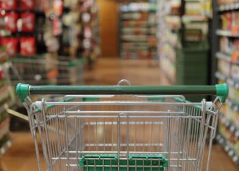 Solo prestando atención en el supermercado