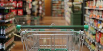 Solo prestando atención en el supermercado