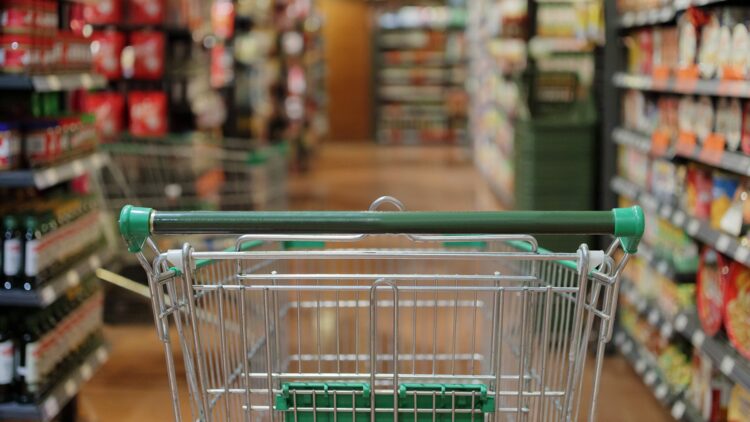 Solo prestando atención en el supermercado