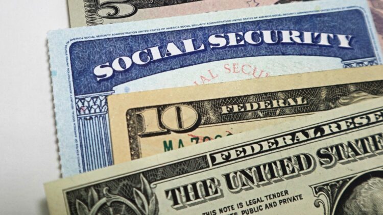 Payment of Social Security benefits in full, in advance of $1,900 This week, retirees will receive a surprise 