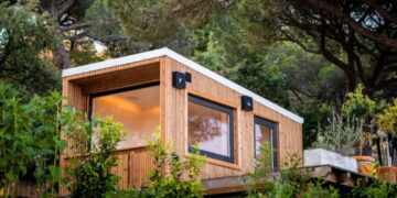 Goodbye to the grid - this is the portable solar house that you can place anywhere and live without bills
