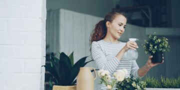 Confirmed by experts—the practice of puttering, the art of “doing things without rushing,” is already emerging as the new philosophy of mental well-being in the face of stress and multitasking that dominate our society