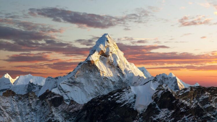 It's official—China installs the world's highest solar plant on Everest with AIKO panels and cooling technology from Huawei Digital Power, redefining the future of clean energy