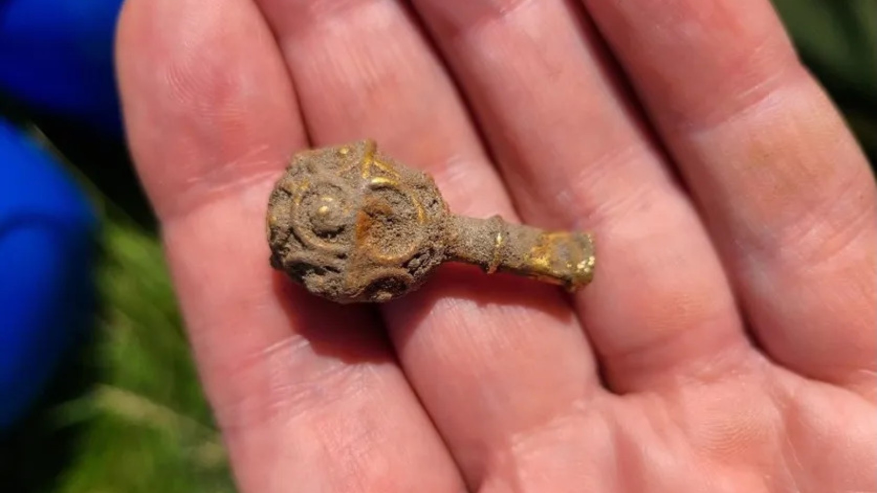 Confirmed—Newcastle archaeology student finds mysterious medieval gold object on his first dig in Northumberland