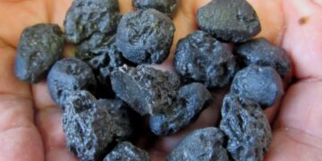 Neither volcano nor chance—the chemistry of the ananguitas rules out a terrestrial origin and points to a cosmic impact in the Pacific