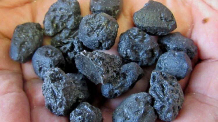 Neither volcano nor chance—the chemistry of the ananguitas rules out a terrestrial origin and points to a cosmic impact in the Pacific 1 Neither volcano nor chance—the chemistry of the ananguitas rules out a terrestrial origin and points to a cosmic impact in the Pacific