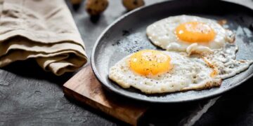 The surprising effect of vinegar on eggs—why you should add a few drops when cooking them