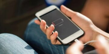 Confirmed—this simple gesture speeds up mobile charging without damaging your phone—and almost no one uses it