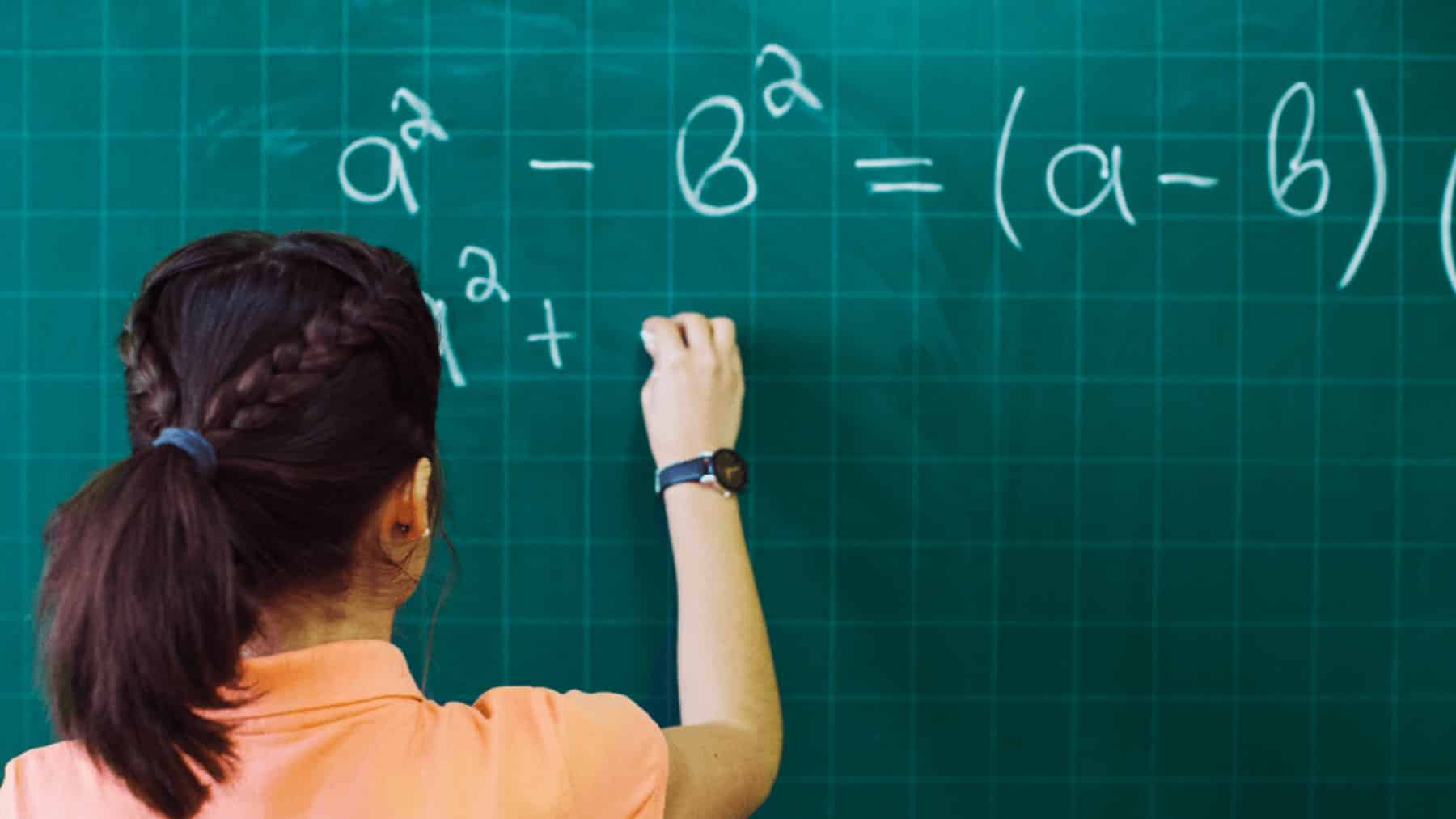 This is the method used by a teacher who turns math into a game using only cooking, social media, and challenges