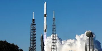 The new space race in the United States—NASA, SpaceX, and Blue Origin compete for the future beyond Earth