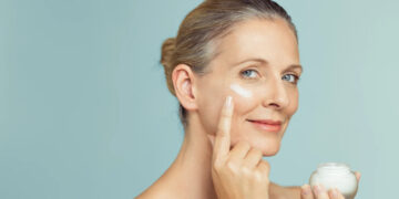 The trick used by celebrities over 50 to achieve fresh, radiant skin without excessive makeup