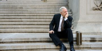 Goodbye to retiring peacefully in the United States—a 63-year-old worker is fired after announcing his retirement, reopening the legal debate