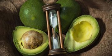 Neither lemon nor plastic—the real technique to prevent avocados from browning, according to US food experts