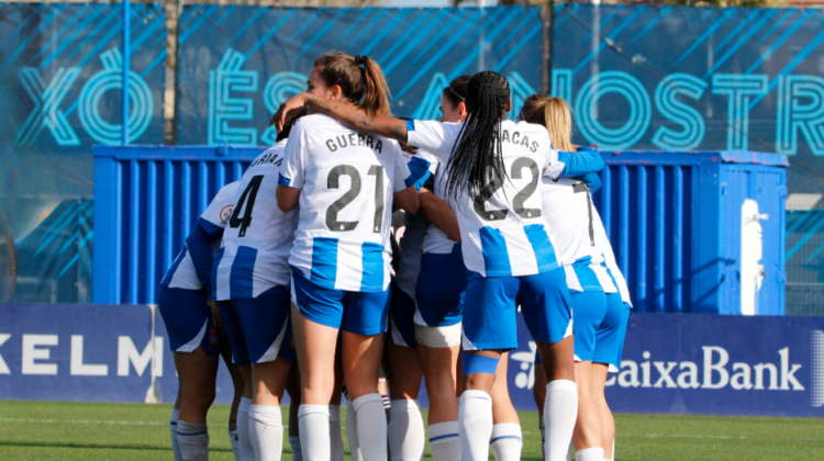 Jugadoras del RCD Espanyol Femenino se abrazan en la CE Dani Jarque. Fotografía: @mongay_photography