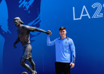 Joan Puig posa al lado de la estatua de Dani Jarque | Fotografía: @carlosvaps