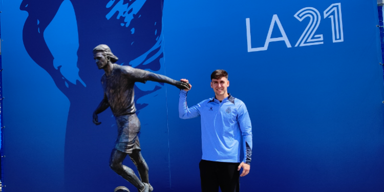 Joan Puig posa al lado de la estatua de Dani Jarque | Fotografía: @carlosvaps