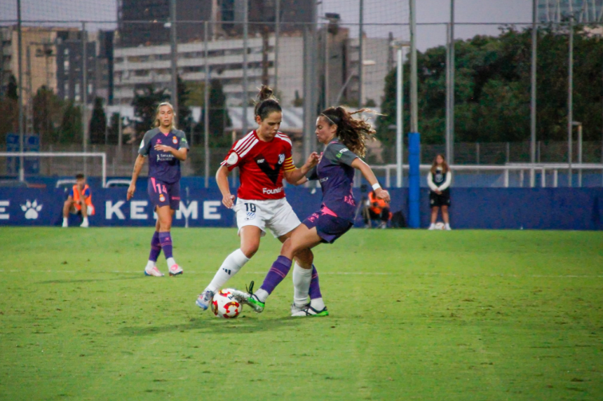 Lucia Vallejo en disputa de una pelota