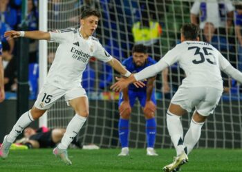 GETAFE (MADRID), 23/04/2025.- Los jugadores del Real Madrid, el turco Arda Guler (i) y Raul Asencio, celebran el primer gol del equipo madridista durante el encuentro correspondiente a la jornada 33 de Laliga EA Sports que disputan hoy miercoles Get (