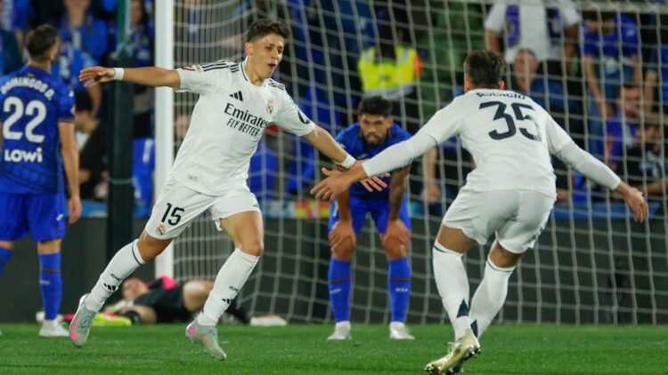 GETAFE (MADRID), 23/04/2025.- Los jugadores del Real Madrid, el turco Arda Guler (i) y Raul Asencio, celebran el primer gol del equipo madridista durante el encuentro correspondiente a la jornada 33 de Laliga EA Sports que disputan hoy miercoles Get (