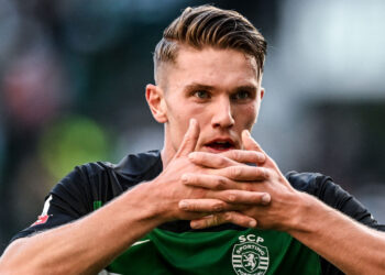 Sporting Lisbon's Swedish forward #09 Viktor Gyokeres celebrates scoring his second goal during the Portuguese League football match between Sporting CP and GD Chaves at the Jose Alvalade stadium in Lisbon on May 18, 2024. (Photo by PATRICIA DE MELO MOREIRA / AFP)